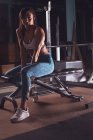 Retrato de mujer en forma relajándose en el gimnasio - foto de stock
