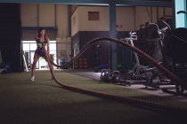 Fitte Frau beim Seilspringen im Fitnessstudio — Stockfoto