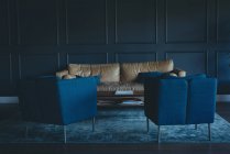 Пустой диван и стулья в офисе — стоковое фото