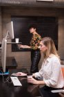 Weibliche Führungskräfte arbeiten im Büro am Computer — Stockfoto