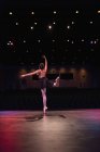 Ballerino che balla sul palco a teatro — Foto stock