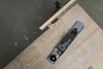 Wagenheber mit Holzstück auf einem Tisch in der Werkstatt — Stockfoto
