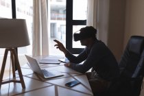 Mann benutzt Virtual-Reality-Headset zu Hause — Stockfoto