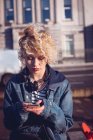 Junge Frau benutzte Handy in Stadtstraße — Stockfoto