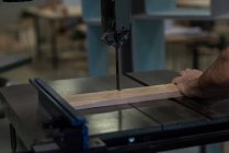 Мужской плотник с помощью вертикального резака в мастерской — стоковое фото