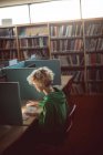 Junge Frau arbeitet in Bibliothek am Computer — Stockfoto