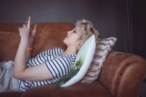 Donna che utilizza il telefono cellulare in soggiorno a casa — Foto stock