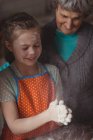 Бабуся і онука готують кекс на кухні вдома — стокове фото