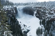 Vista de la cascada durante el invierno - foto de stock