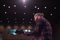 Mann spielt Gitarre auf der Bühne im Theater — Stockfoto