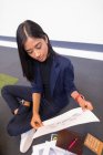 Молодая женщина-руководитель просматривает документы в офисе — стоковое фото