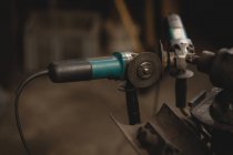 Nahaufnahme der Schleifmaschine in der Werkstatt — Stockfoto