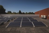 Paneles solares en la estación solar en un día soleado - foto de stock