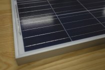 Крупним планом сонячна панель на дерев'яному столі в офісі — стокове фото