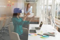 Grafikdesignerin mit Virtual-Reality-Headset im Büro — Stockfoto
