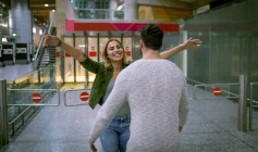 Romantisches Paar umarmt sich am Flughafen — Stockfoto