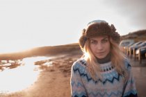 Портрет женщины, стоящей на пляже в сумерках — стоковое фото