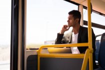 Pensativo hombre de negocios viajando en autobús - foto de stock