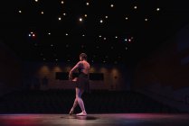 Bailarina de ballet bailando en el escenario en el teatro - foto de stock