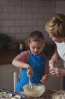 Madre e figlia preparare cupcake in cucina a casa — Foto stock