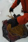 Крупним планом жіночий альпініст тримає мотузку взимку — стокове фото