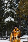 Молодий чоловік, загорнутий в ковдру взимку — стокове фото