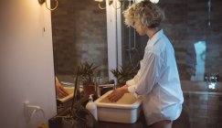 Mulher lavando a mão no banheiro em casa — Fotografia de Stock