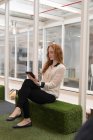 Молода жінка-виконавця за допомогою цифрового планшета в офісі — стокове фото
