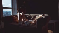 Mujer durmiendo en la sala de estar en casa - foto de stock