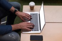 Обрізане зображення бізнесмена, використовуючи ноутбук в офісі — стокове фото