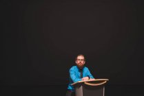 Mann übt seine Rede auf der Bühne des Theaters — Stockfoto