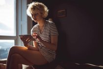 Жінка використовує цифровий планшет у вітальні вдома — стокове фото