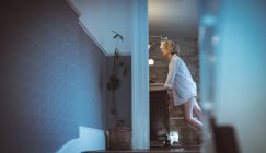 Femme réfléchie debout dans la salle de bain à la maison — Photo de stock