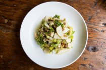 Nahaufnahme von Birnen-Blauschimmelkäse-Salat auf Teller serviert — Stockfoto