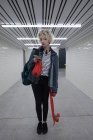 Молода жінка використовує мобільний телефон у метро — стокове фото