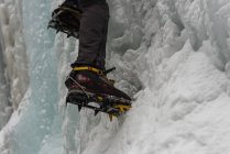 Низька частина чоловічого скелелазного альпініста сходження на крижану гору — стокове фото