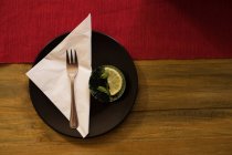 Крупный план здорового завтрака на деревянном столе в ресторане — стоковое фото