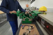 Lavoratore di sesso maschile rimozione di strumenti da cassetta degli attrezzi in ufficio — Foto stock