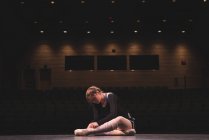 Bailarina de ballet con zapato de ballet en el escenario en el teatro - foto de stock