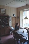 Продуманий одна жінка кави в домашніх умовах — стокове фото