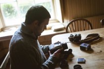 Uomo attento riparare una macchina fotografica a casa — Foto stock