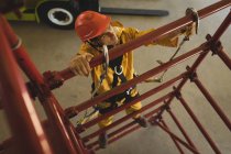 Молодий чоловік працівник скелелазіння риштування на сонячній станції — стокове фото