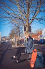Donna che utilizza il telefono cellulare in strada in una giornata di sole — Foto stock