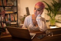 Стильна жінка використовує ноутбук вдома — стокове фото