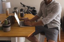 Seção média do homem usando laptop em casa — Fotografia de Stock