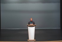 Homme pratiquant son discours sur scène au théâtre — Photo de stock