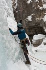 Чоловічий альпініст піднімається на крижану гору взимку — стокове фото