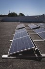 Painéis solares na estação solar em um dia ensolarado — Fotografia de Stock