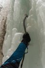 Close-up de alpinista masculino escalada montanha de gelo — Fotografia de Stock