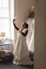 Невеста смешанной расы делает селфи с мобильным телефоном в бутике — стоковое фото
